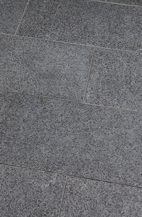 Terrassenplatten_Basanit_NERO_geflammt Terrassenplatten_Basanit_NERO_geflammt