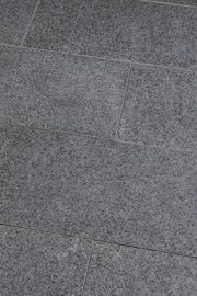 Terrassenplatten_Basanit_NERO_geflammt Terrassenplatten_Basanit_NERO_geflammt